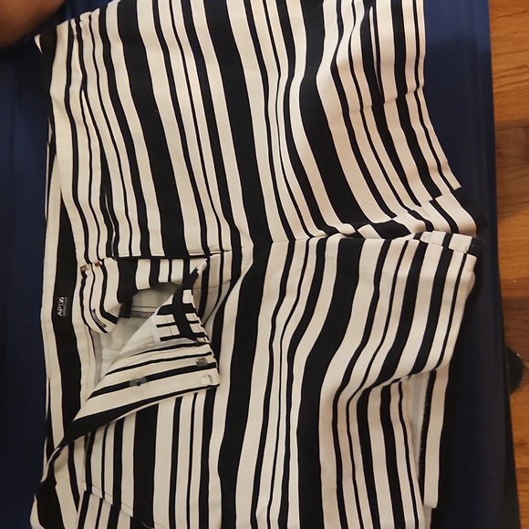 Size 16 shorts apt.9 Essentials - Picture 1 of 3
